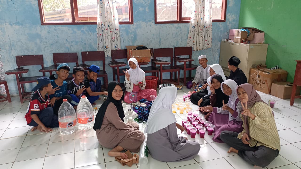 Wujudkan Kepedulian Sesama melalui Aksi Rantang Kanyaah SMP IT Bojongsawah